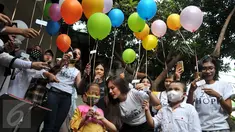 Wulan Guritno saat akan melepaskan balon harapan di rumah singgah penderita kanker Griya YOAI, Jakarta, Selasa (1/12/2015). Wulan Guritno dkk menghibur anak-anak penderita kanker untuk membangkitkan harapan dan semangat. (Liputan6.com/Gempur M Surya)