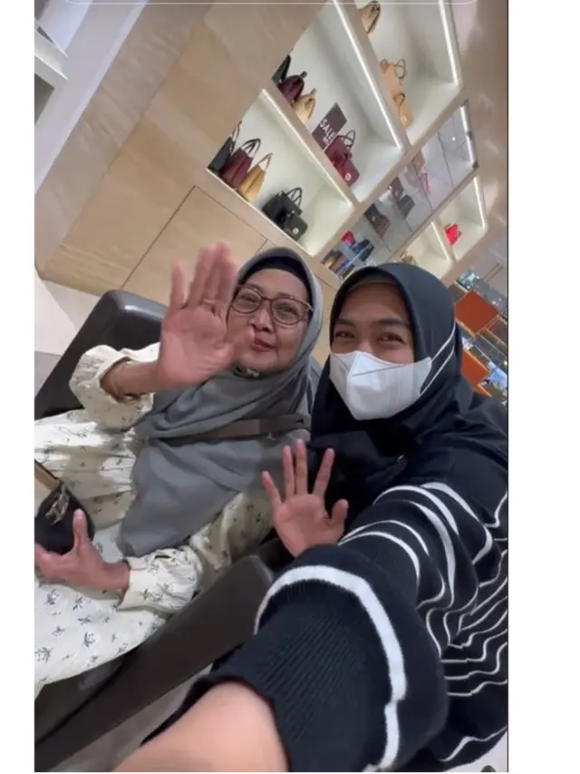 6 Potret Ria Ricis Libur Sehari dari Syuting di Jogja, Ajak Ayah Mertua Belanja