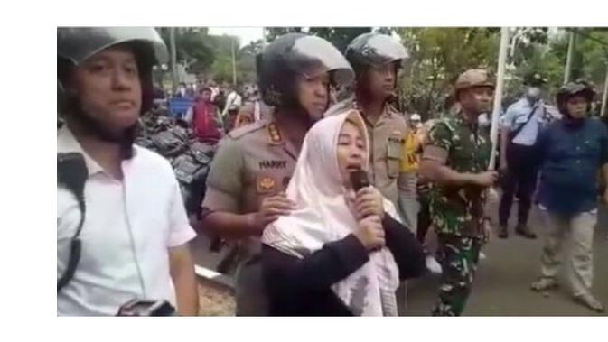 Seorang ibu mencari anaknya saat aksi pelajar di Gedung DPR RI Jakarta. (Merdeka.com)
