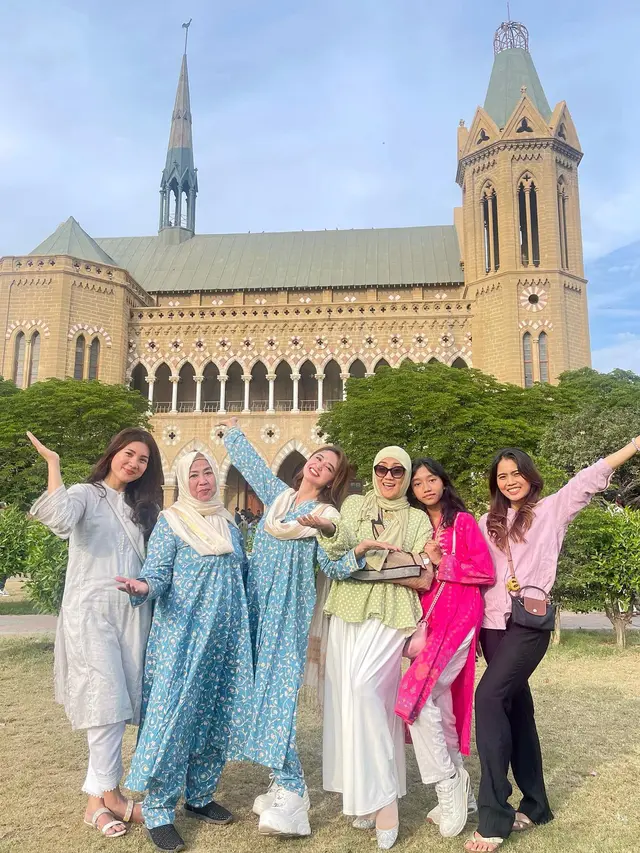 7 Potret Dewi Perssik Rayakan Lebaran di Karachi, Pakistan Bersama Kekasih