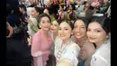 Dalam momen perayaan Hari Kebaya Nasional di Istora Senayan, Syifa juga mengabadikan potretnya bersama beberapa selebriti yang hadir. Di antaranya, Prilly Latuconsina hingga aktris senior Widyawati, yang juga tampil anggun mengenakan kebaya berwarna pink. (Liputan6.com/IG/@syifahadju)