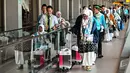 Sementara, kloter kedua juga akan memberangkatkan 380 calon jemaah haji. Tampak dalam foto, jemaah haji Indonesia berjalan menuju gerbang keberangkatan Bandara Internasional Juanda, Sidoarjo, Jawa Timur, Rabu 22 April 2026. (JUNI KRISWANTO/AFP)
