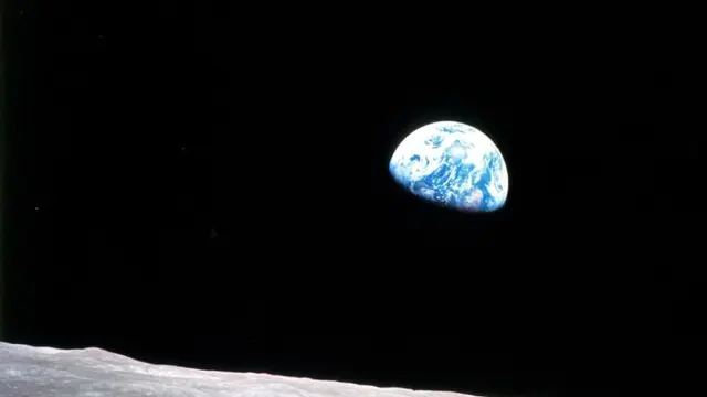Para astronot Apollo 8 menyiarkan pemandangan Bumi dan bulan yang tidak pernah ada sebelumnya pada 24 Desember 1968. (NASA)