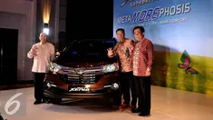(Ki-ka) Presdir ADM, Sudirman MR, Senior Executive Director ADM, T.Itagaki, dan Chief Executive PT. Ai-DSO Djony Bunarto Tjondro berfoto bersama Mobil Great New Xenia di acara Launching mobil tersebut, Jakarta, Rabu (12/8/2015).(Liputan6.com/Johan Tallo)