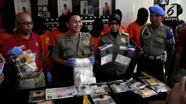 Seorang pelajar yang menyambi jadi pengedar narkoba ditangkap polisi bersama ribuan pil koplo.