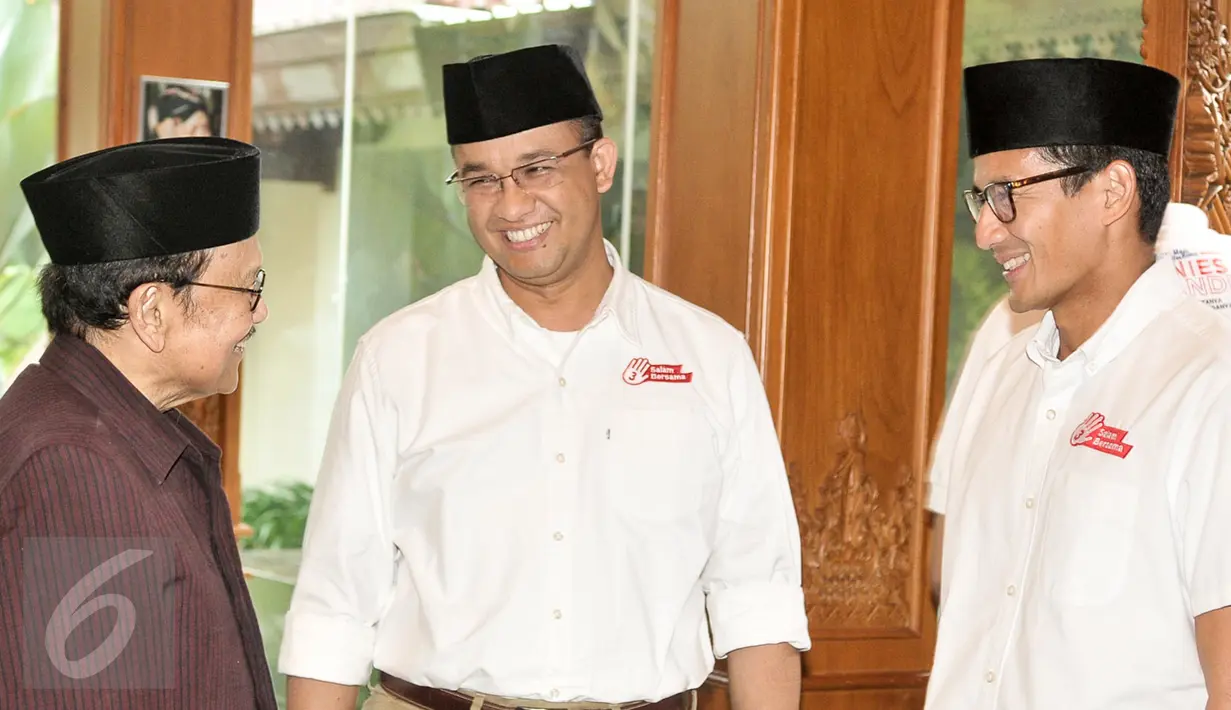 Presiden ketiga RI, BJ Habibie menerima kunjungan Anies Baswedan dan Sandiaga Uno, Jakarta, Kamis (26/1). Anies dan Sandi mengaku berkunjung kepada Habibie untuk silaturahmi dan meminta doa restu. (Liputan6.com/Yoppy Renato)