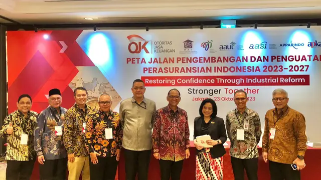 Peluncuran Peta Jalan Pengembangan dan Penguatan Industri Perasuransian Periode 2023-2027 yang bertajuk "Restoring Confidence Through Industrial Reform" oleh Otoritas Jasa Keuangan (OJK) yang dihadiri juga oleh industri asuransi. (Tira/Liputan6.com)