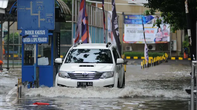 Genangan-Banjir-di-Kampus-Ukrida