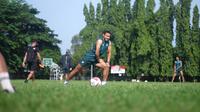 Bek Persikabo, Andy Setyo Nugroho, baru bergabung dalam sesi latihan timnya di Lapangan Pusdikzi AD, Air Mancur, Kota Bogor, Selasa (14/7/2020). (Bola.com/Permana Kusumadijaya)