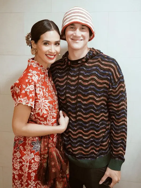 Marsha Timothy terlihat anggun dan menawan dengan kebaya bordir merah yang mewah. Vino pun mendampingi dengan gaya street style dengan bucket dan hoodie yang tetap terlihat serasi. (Foto: Instagram @marshatimothy)