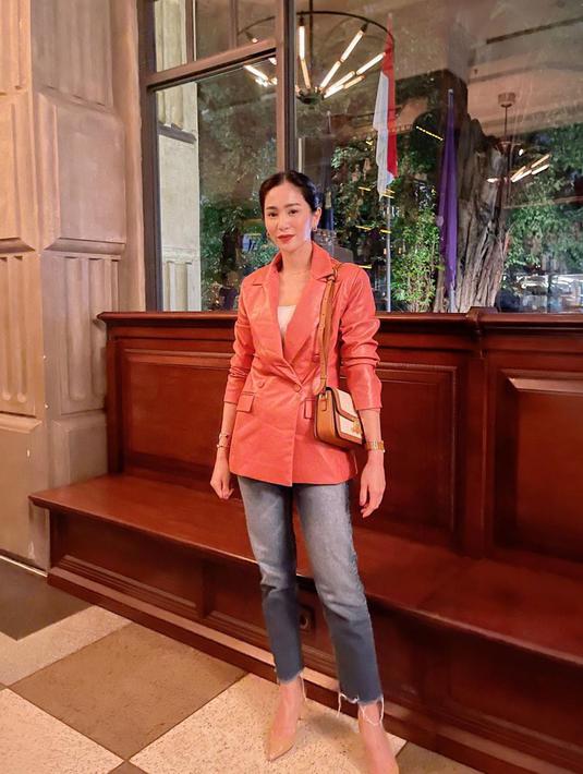 Gaya OOTD Bunga Zainal dengan blazer satu ini juga bisa dijadikan sebagai inspirasi. Dirinya pun memilih menggunakan celana denim serta shoulder bag untuk tampilan kasual namun menawan. (Liputan6.com/IG/@bungazainal05)