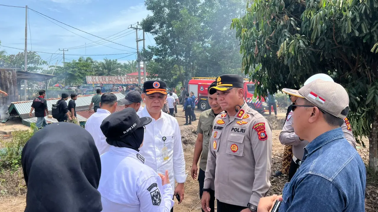 Polres Siak dan Pemerintahan Kabupaten Siak datang ke lokasi penyerangan komplek PT Seraya Sumber Lestari.