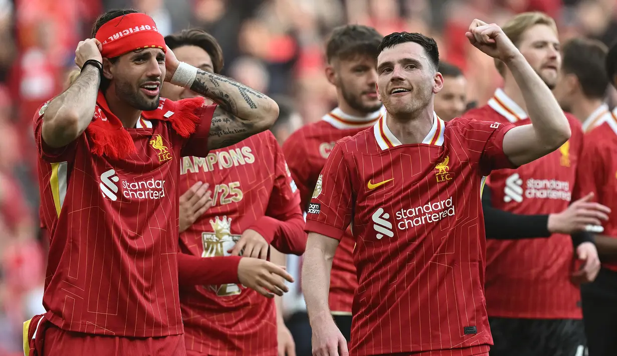 Pemain Liverpool, Dominik Szoboszlai (kiri) merayakan kemenangan timnya bersama Andrew Robertson setelah memastikan gelar juara Liga Inggris 2024/2025 di Anfield, Liverpool, Inggris, Minggu (27/04/2025) waktu setempat. (AFP/Paul Ellis)