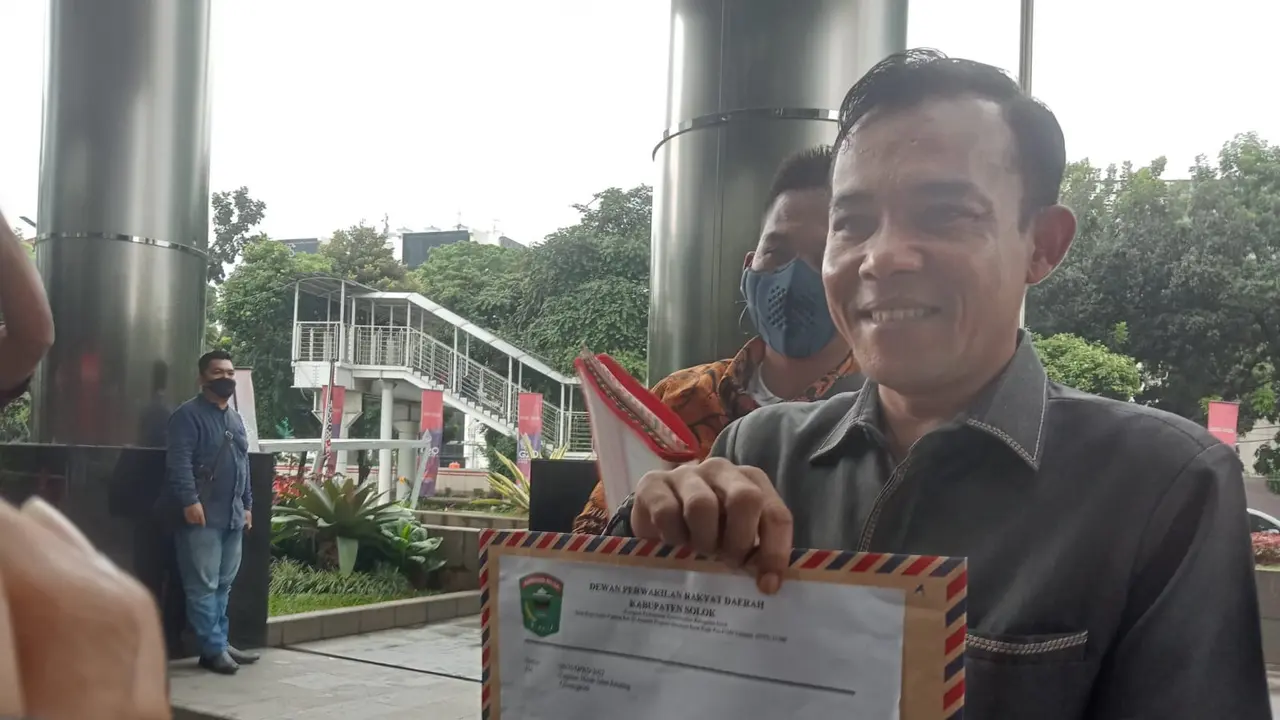 Ketua DPRD Kabupaten Solok, Sumatera Barat, Dodi Hendra, saat melaporkan Bupati Solok Epyardi Asda ke KPK