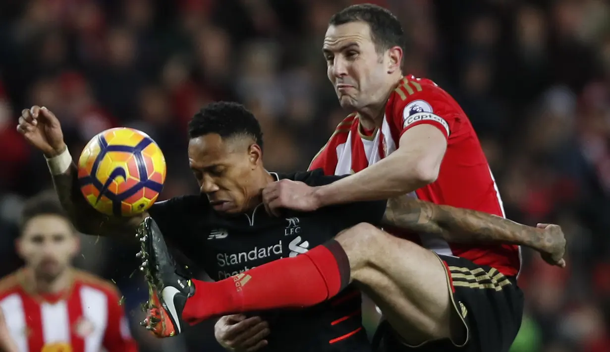 Pemain Liverpool, Nathaniel Clyne (kiri) berebut bola dengan pemain Sunderland, John O'Shea  pada laga Premier League di Stadium of Light, (2/1/2017). Liverpool bermain imbang 2-2. (Reuters/Russell Cheyne) 