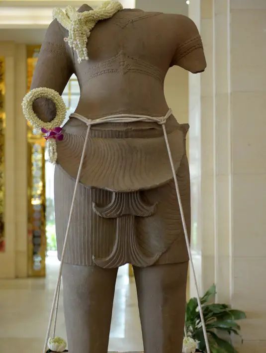 Patung Dewa Rama abad ke-10 yang dikembalikan Museum Seni Denver, AS, dalam sebuah upacara di Phnom Penh, Kamboja, Senin (28/3). Patung setinggi 1,5 meter itu dicuri pada era 1970-an dari Candi Koh Ker di dekat kompleks, Angkor Wat. (TANG CHHIN SOTHY/AFP)