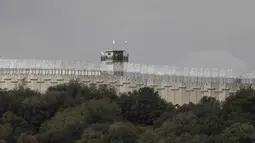 Tindakan Israel itu memicu kembali ketegangan di kawasan Timur Tengah. Tampak dalam foto yang diambil dari Israel memperlihatkan menara pengawas Pasukan dari Perserikatan Bangsa Bangsa (PBB) di Lebanon (UNIFIL) dari perbatasan yang memisahkan Israel utara dan Lebanon selatan pada 16 November 2025. (Jalaa MAREY/AFP)