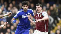 Bek Burnley, Michael Keane, menahan laju striker Chelsea, Diego Costa, pada laga Premier League di Stadion Stamford Bridge, London, Sabtu (21/2/2015). (EPA/Facundo Arrizabalaga)
