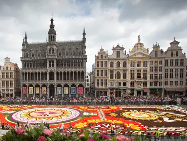 Penampakan Karpet Bunga Brussels di Grand Place, Brussels, Belgia, Kamis (16/8). Lebih dari 500 ribu bunga digunakan untuk menciptakan karya tersebut. (AP Photo/Virginia Mayo)