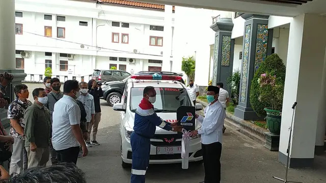 Pertamina Serahkan Bantuan 1 Unit Ambulans Kepada Pemkab Tuban Tangani Covid-19