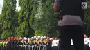 Petugas PT KAI dan personel pengamanan dari Polsuska mengikuti Apel Kesiapan Mudik Lebaran 2018 di lapangan parkir Stasiun Gambir, Jakarta, Selasa (5/6). Apel gelar pasukan dipimpin Menteri Perhubungan Budi Karya Sumadi. (Merdeka.com/Imam Buhori)