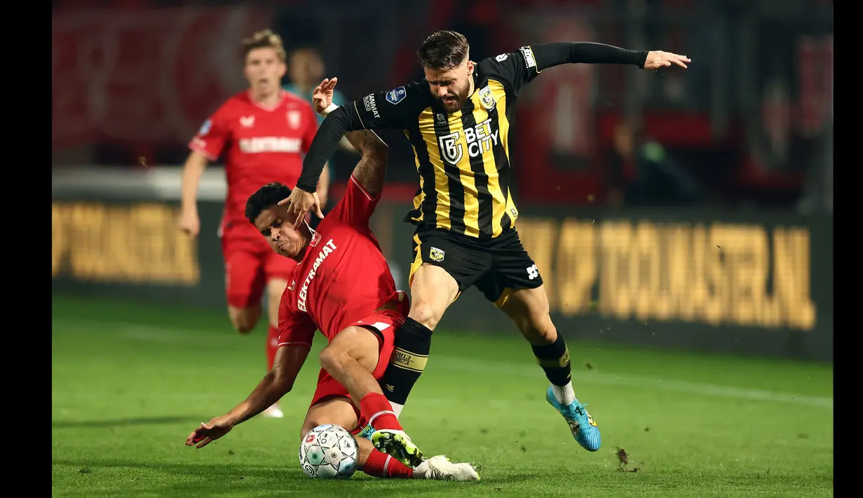 Pemain Twente, Mees Hilgers (kiri) berebut bola dengan pemain Vitesse, Said Hamulic pada laga lanjutan Liga Belanda 2023/2024 di Stadion De Grolsch Veste, Enschede, Belanda, 27 September 2023 in Enschede. (AFP/ANP/Vincent Jannink)