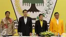Ketum Partai Golkar Setya Novanto (tengah) di dampingi Ketum PPK Kosgoro Agung Laksono (kanan), Waketum PPK Kosgoro Aziz Syamsuddin (kedua kiri) saat penandatanganan nota kesepakatan di Kantor DPP Golkar, Jakarta, Kamis (19/1). (Liputan6.com/JohanTallo)