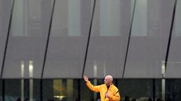 Ekspresi presiden baru FIFA, Gianni Infantino, saat mengikuti pertandingan persahabatan di kantor FIFA, Zurich, Swiss, (29/2/2016). (AFP/Valeriano Di Domenico)