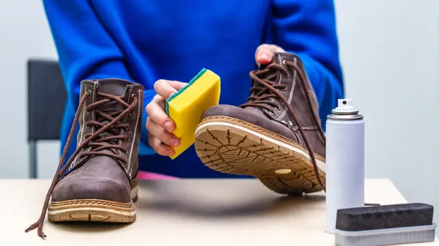 ilustrasi cara mencuci sepatu/goffkein.pro/shutterstock