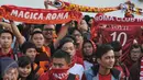 Penggemar tim sepakbola AS Roma bernama Romanisti, antusias menyambut kedatangan skuad AS Roma di Hotel Shangri La, Jakarta, Jumat (24/7/2015). (Liputan6.com/Herman Zakharia)