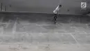 Skater sedang bermain di skaterpark di kolong Flyover Slipi, Jakarta, Selasa (15/1). Belum diresmikan, skaterpark di kolong Flyover Slipi, tampak berberapa dilintasan tampak rusak. (Liputan6.com/Herman Zakharia)
