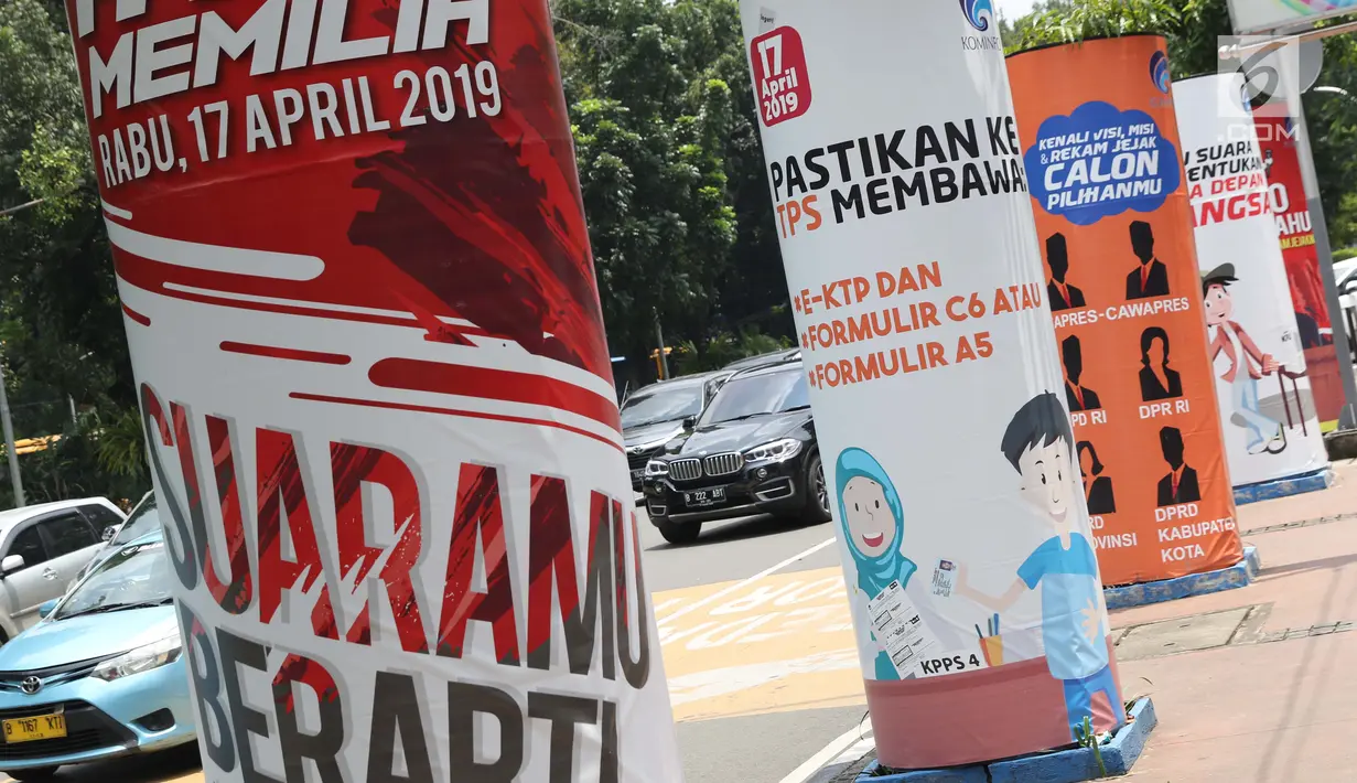 Sosialisasi pelaksanaan Pemilu Serentak 2019 menghiasi trotoar di depan kantor Kemenkominfo di Jalan Medan Merdeka Barat, Jakarta, Selasa (26/2). Pada Pemilu 2019, tingkat partisipasi pemilih ditarget sebesar 77,5 persen. (Liputan6.com/Helmi Fithriansyah)