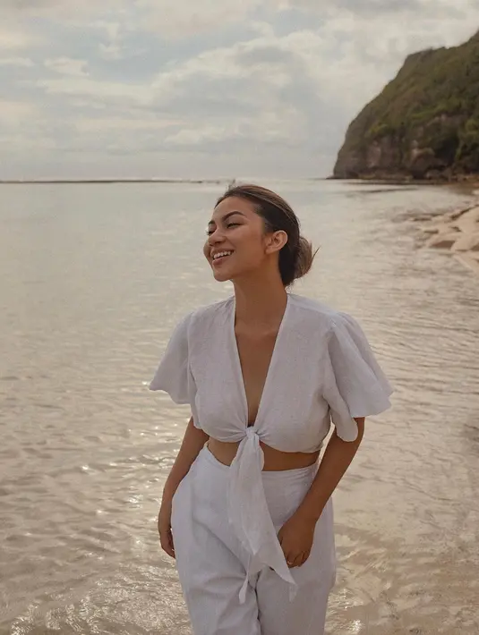 Perempuan berusia 25 tahun sangat menyukai pemandangan indah yang ada di pantai. Momen ia berjalan di bibir pantai memperlihatkan sisi Ariel Tatum yang sangat sumringah berlibur di pantai. Foto ini pun ramai tuai pujian dari netizen. (Liputan6.com/IG/@arieltatum)