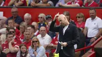 Pelatih Manchester United, Erik ten Hag berdiri selama pertandingan melawan Brighton & Hove Albion pada pekan pembuka Liga Inggris 2022/2023 di stadion Old Trafford di Manchester, Inggris, Minggu (7/8/2022). Pertandingan Ini menjadi kekalahan pada debut pertama Erik ten Hag bersama Manchester United. (AP Photo/Dave Thompson)