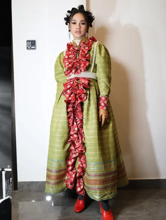 <p>Siapa takut mengenakan wastra Nusantara dalam desain yang lebih modern? Andien mengenakan kain songket yang didesain sebagai sebuah dress yang manis, dengan ruffles di bagian tengahnya. Lihat keseluruhan penampilan Andien di sini yang luar biasa, yang tentu bisa kamu jadikan inspirasi tampil berbeda rayakan tutup tahun. Foto: Instagram.</p>