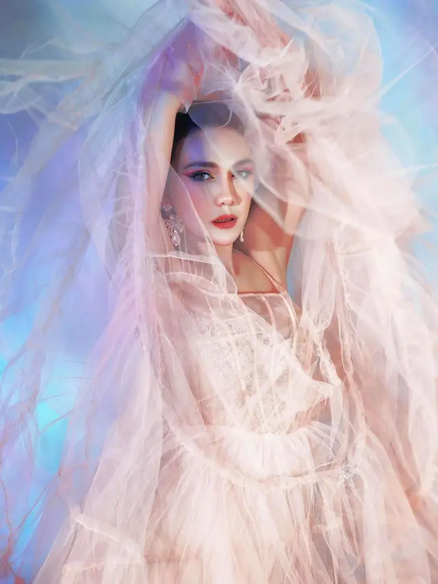 6 Pemotretan Terbaru Luna Maya yang Serba Pink Ini Dipuji Bak Princess