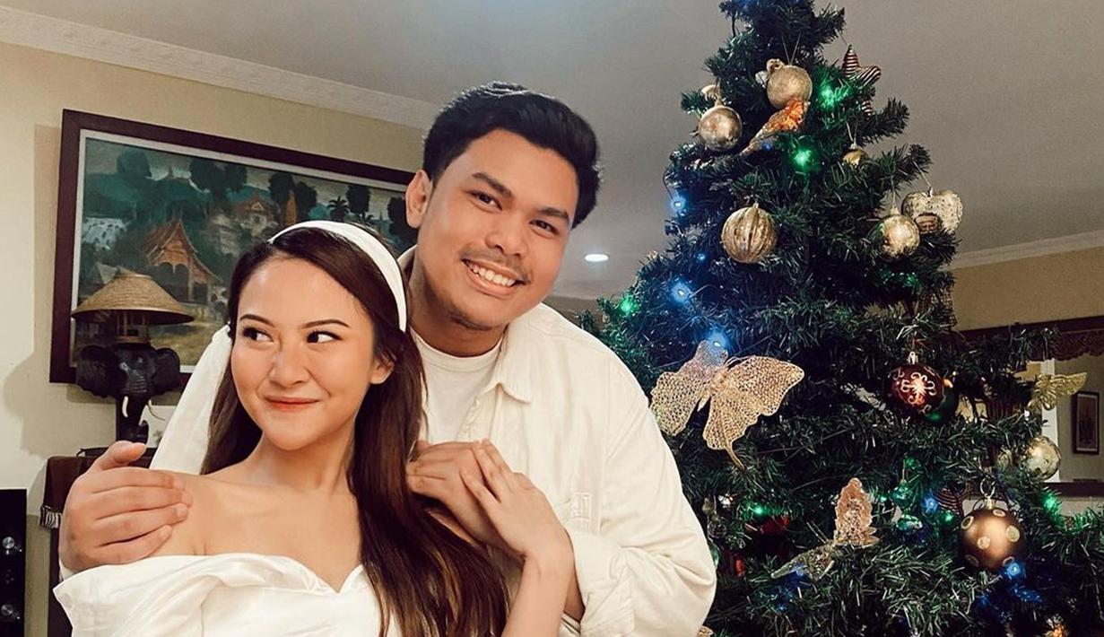 Tampil elegan dengan dengan outfit warna putih, Gabriella Larasati dan kekasihnya serasi. Selain penampilan Gabriella yang curi perhatian, paras Hilman Basaib, kekasih Gaby bikin warganet salah fokus karena disebut mirip Thariq Halilintar. Jika dilihat sekilas, wajah kekasih bintang sinetron STJC itu memang mirip bak kembar dengan adik Atta Halilintar itu. (Liputan6.com/IG/@gabriellalarasati)