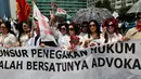Pengacara wanita kompak memakai kacamata modis berwarna hitam saat aksi di Bundaran HI, Jakarta, Kamis (11/9/2014) (Liputan6.com/Johan Tallo)