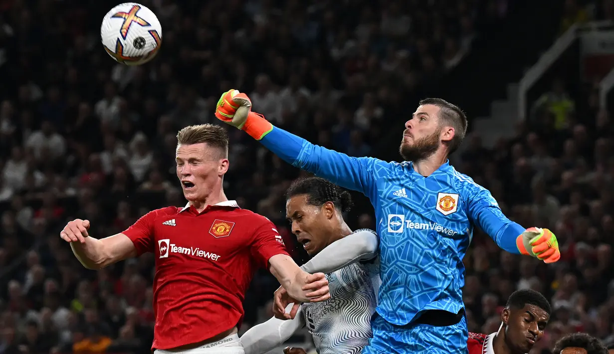 David de Gea gagal menjadi pilihan utama Luis Enrique di bawah mistar gawang Timnas Spanyol. Penampilannya yang kurang konsisten bersama Manchester United diduga sebagai penyebab dirinya gagal bersaing dengan deretan kiper top lain. Musim ini, de Gea tercatat telah membuat 20 penampilan dengan 9 cleansheets. (AFP/Paul Ellis)