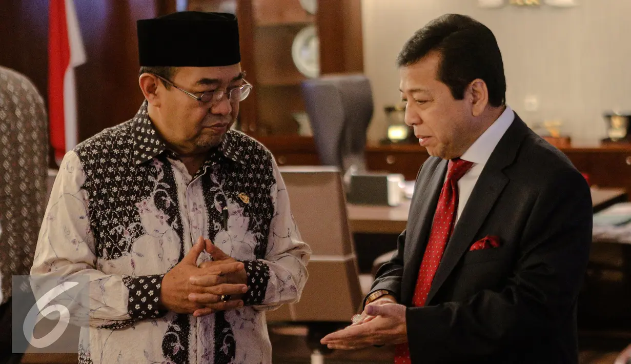 Ketua BPK Haris Azhar (kiri) kunjungi Ketua DPR Setya Novanto di Ruang Pimpinan DPR, Kompleks Parlemen, Jakarta, Senin (13/7/2015). Dalam kesempatan itu BPK menyerahkan hasil audit kesiapan Pilkada serentak kepada DPR. (Liputan6.com/Faizal Fanani)