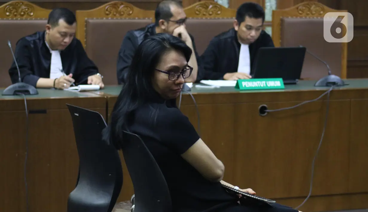 Terdakwa suap revitalisasi Pasar Lirung dan Pasar Beo Kabupaten Kepulauan Talaud TA 2019, Sri Wahyumi Maria Manalip saat menjalani sidang putusan di Pengadilan Tipikor, Jakarta, Senin (9/12/2019). Wahyumi dihukum empat tahun enam bulan penjara, denda Rp 200 juta. (Liputan6.com/Helmi Fithriansyah)