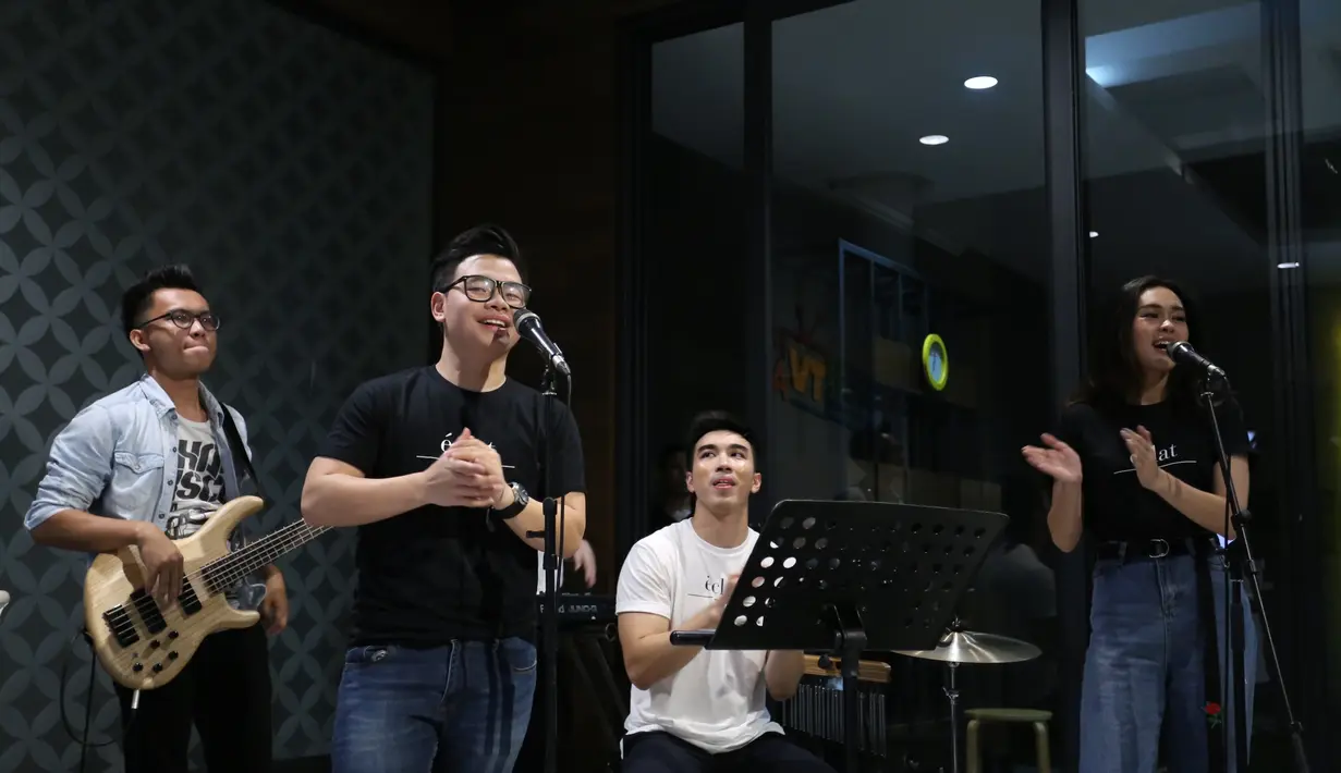 Band yang terdiri dari Willy Anggawinata, Clara Ayu Sheila, Jefta Jasson, Louis Xander, dan Yosua Gunawan, menjawab keresahan masyarakat milenial, yakni move on.  (Adrian Putra/Bintang.com)