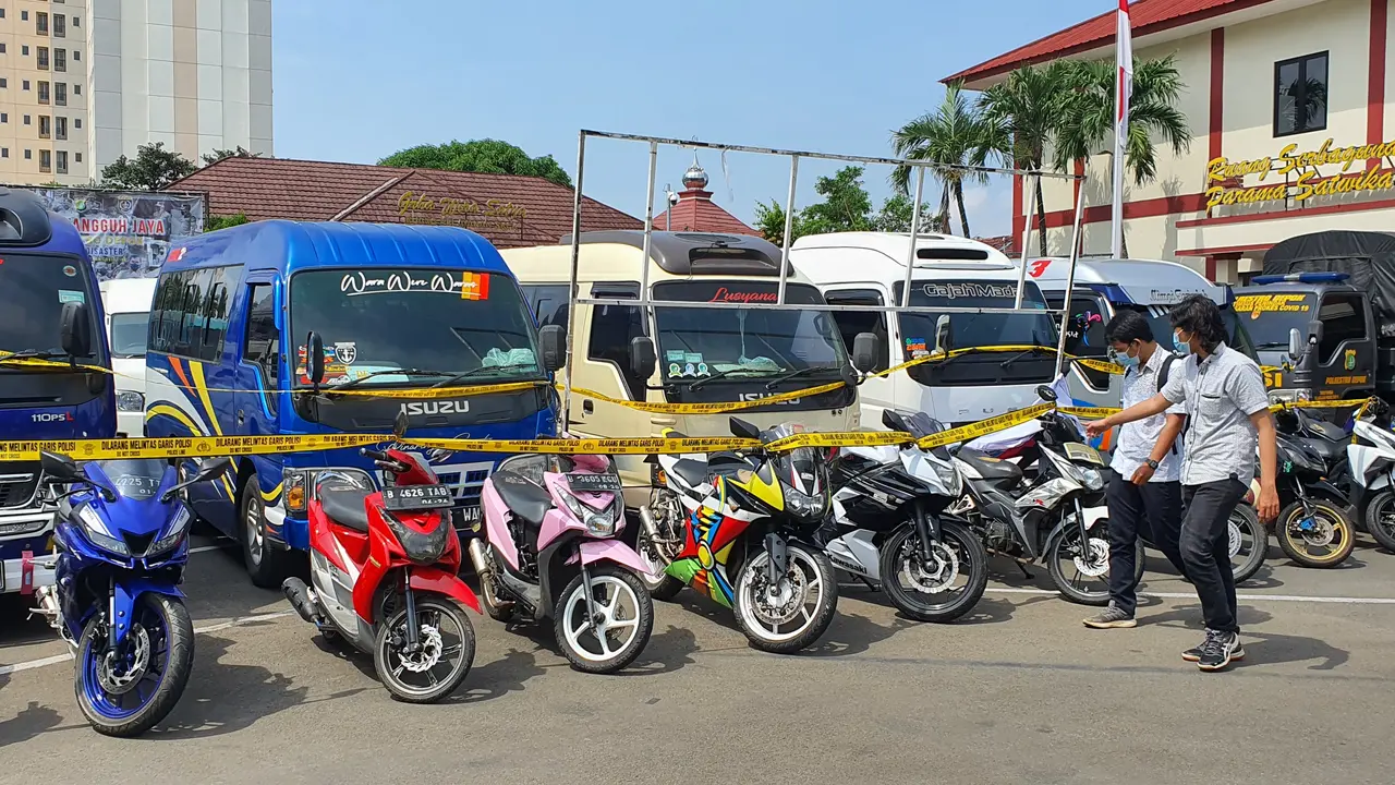Sejumlah kendaraan travel gelap yang diamankan Polres Metro Depok pada musim mudik lebaran 2021. (Liputan6.com/Dicky Agung   Prihanto)