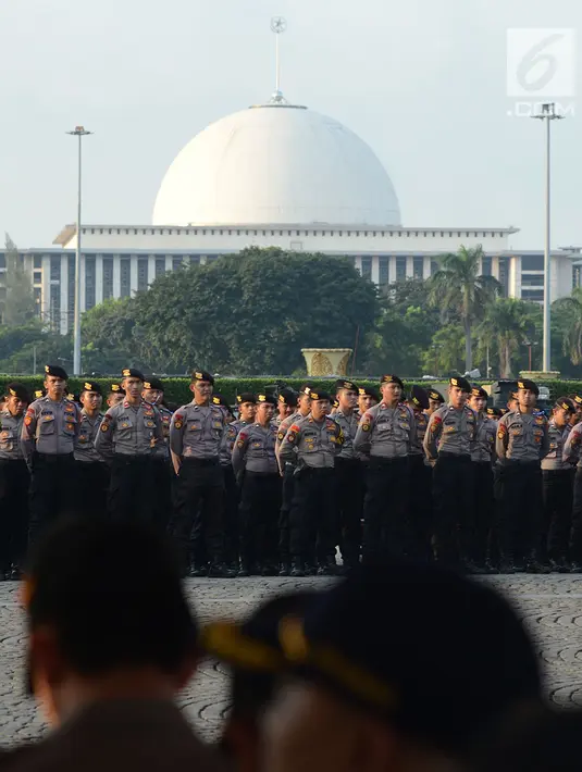 Petugas kepolisian mengikuti apel operasi ketupat 2019 di lapangan Silang Monas, Jakarta, Selasa (28/5/2019). Objek pengamanan dalam Operasi Ketupat Tahun 2019, antara lain berupa 898 terminal, 379 stasiun kereta api, 592 pelabuhan 212 bandara. (merdeka.com/Imam Buhori)
