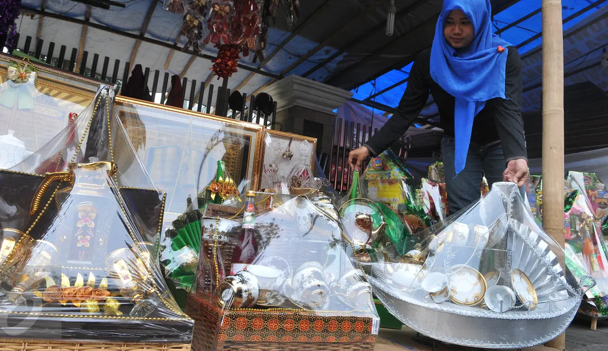 Seorang pedagang menata parcel Lebaran dagangannya di kawasan Cikini, Jakarta, Selasa (7/7/2015). Menjelang Lebaran,  penjualan parcel yang biasanya meningkat justru mengalami penurunan. (Liputan6.com/Herman Zakharia) 