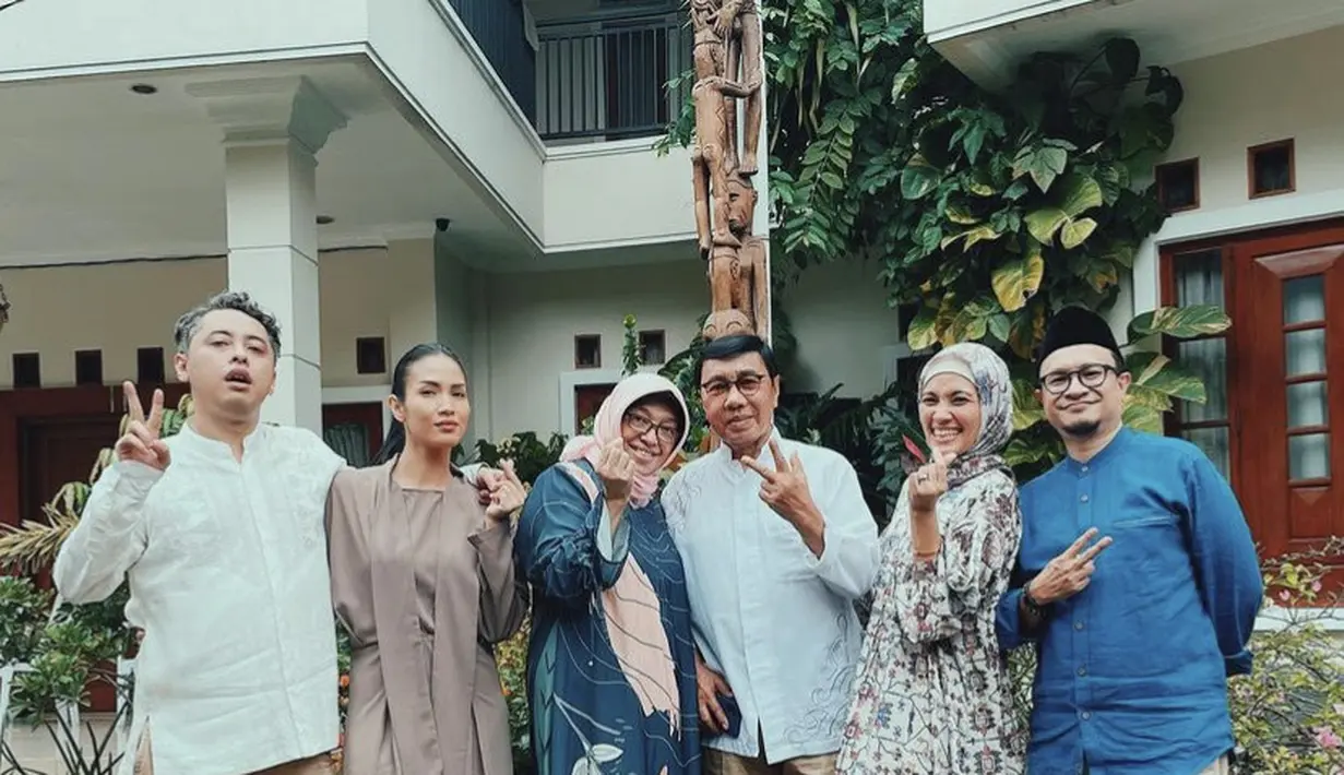 Saat lebaran bersama keluarga sang kekasih, Aulia mengenakan pakaian serba cokelat dari atasan hingga celana panjangnya. @owliasarah