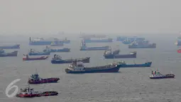 Suasana bongkar muat di Jakarta International Contener Terminal (JICT),Tanjung Priok, Jakarta, Selasa (15/9/2015). Nilai ekspor Indonesia Agustus 2015 mencapai US$12,70 M atau meningkat 10,79 persen dibanding ekspor Juli 2015. (Liputan6.com/Angga Yuniar)