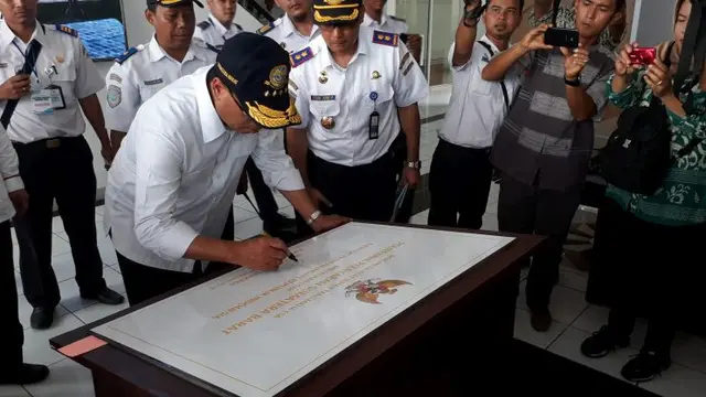 Menteri Perhubungan Budi Karya Sumadi mengunjungi Politeknik Pelayaran Sumatra Barat, Jumat (9/2/2018). (Ilyas/Liputan6.com)