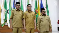 Mendagri, Tjahjo Kumolo (tengah) didampingi Plt Gubernur Aceh Nova Iriansyah dan Plt Bupati Bener Meriah Tgk. H. Sarkawi foto bersama usai serah terima surat penugasan Pelaksana Tugas di Kemendagri Jakarta, Senin (9/7). (Liputan6.com/Herman Zakharia)