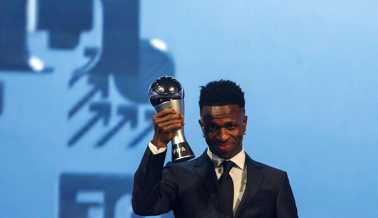 Pemain Real Madrid, Vinicius Jr dinobatkan sebagai pemain pria terbaik FIFA 2024 dalam acara yang berlangsung di oha, Qatar pada Selasa (18/12) malam waktu setempat. (AFP/Karim Jaafar)